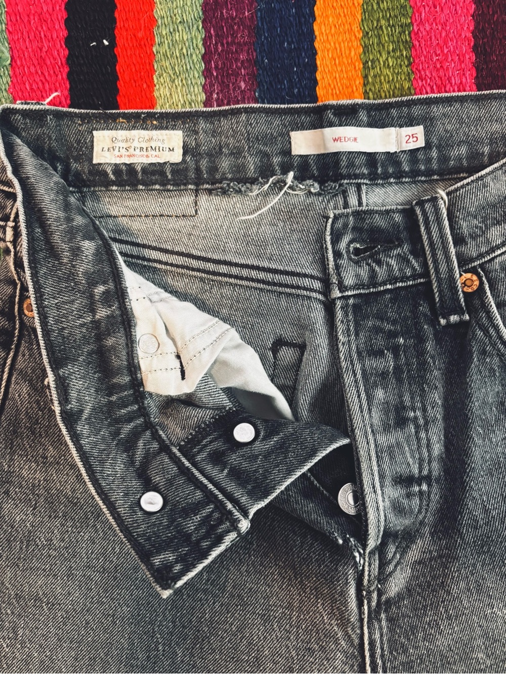 Levi's Premium- Women's wedgie vintage style grey/black jeans. Waste 26/Inseam27